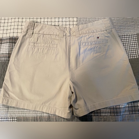 🇺🇸 Tommy Hilfiger Khaki Shorts Size 12 - Picture 3 of 10